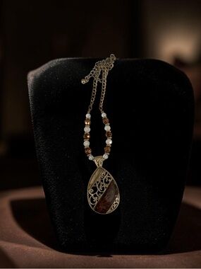 🫶🏻 Vintage Stunning Elegant Brown and Gold Teardrop Pendant Necklace